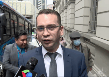 El presidente de la TSJ, Romer Saucedo, es entrevistado por la prensa.