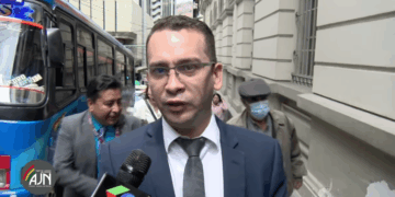 El presidente de la TSJ, Romer Saucedo, es entrevistado por la prensa.