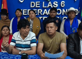El expresidente Evo Morales brinda una conferencia de prensa.