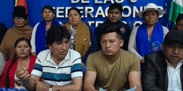 El expresidente Evo Morales brinda una conferencia de prensa.