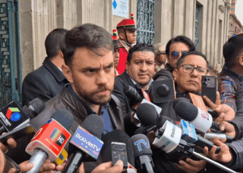 El ministro de Gobierno, Eduardo del Castillo, brinda una conferencia de prensa.