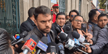 El ministro de Gobierno, Eduardo del Castillo, brinda una conferencia de prensa.