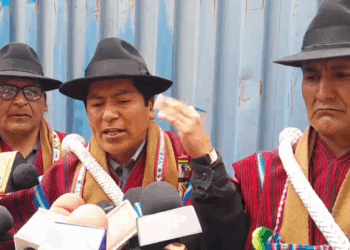 El dirigente campesino David Mamani es entrevistado por la prensa.