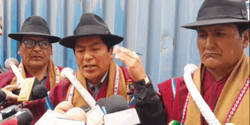 El dirigente campesino David Mamani es entrevistado por la prensa.