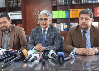 Equipo jurídico de Evo Morales brinda una conferencia de prensa.