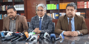 Equipo jurídico de Evo Morales brinda una conferencia de prensa.