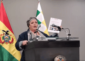 La ministra de la Presidencia, María Nela Prada, brinda una conferencia de prensa.