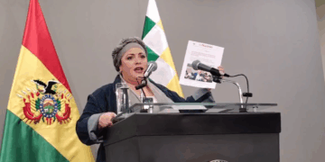 La ministra de la Presidencia, María Nela Prada, brinda una conferencia de prensa.