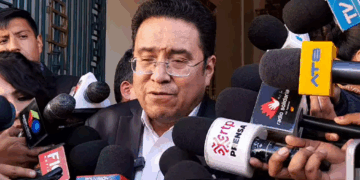 El ministro de Justicia, César Siles, brinda una conferencia de prensa.