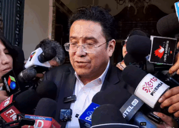 El ministro de Justicia, César Siles, brinda una conferencia de prensa.