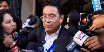 El ministro de Justicia, César Siles, brinda una conferencia de prensa.