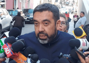 El ministro de Medio Ambiente, Álvaro Ruiz, es entrevistado por la prensa.