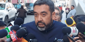 El ministro de Medio Ambiente, Álvaro Ruiz, es entrevistado por la prensa.