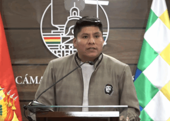 El senador Leonardo Loza brinda una conferencia de prensa.