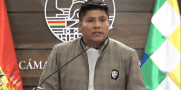 El senador Leonardo Loza brinda una conferencia de prensa.