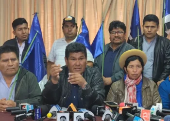 Dirigencia del MAS brinda una conferencia de prensa.