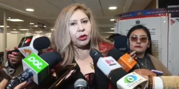 La senadora Patricia Arce es entrevistada por la prensa. Foto: Captura radio Soberanía.