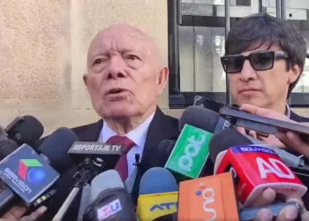 El presidente del TSE, Óscar Hassenteufel, es entrevistado por la prensa. Foto: RRSS