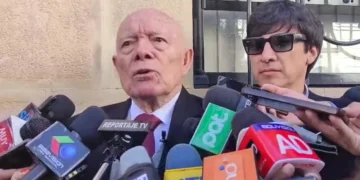 El presidente del TSE, Óscar Hassenteufel, es entrevistado por la prensa. Foto: RRSS
