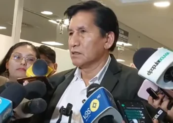 El senador Félix Ajpi es entrevistado por la prensa.