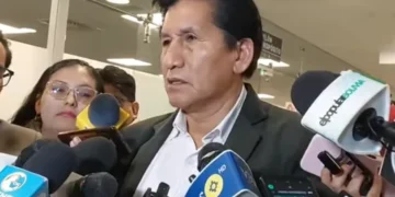 El senador Félix Ajpi es entrevistado por la prensa.