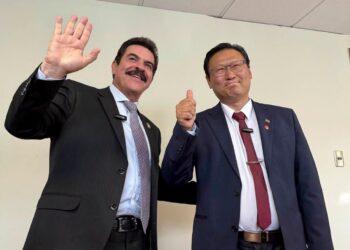 El día que Manfred Reyes Villa y Chi Hyun Chung sellaron su alianza en La Paz.