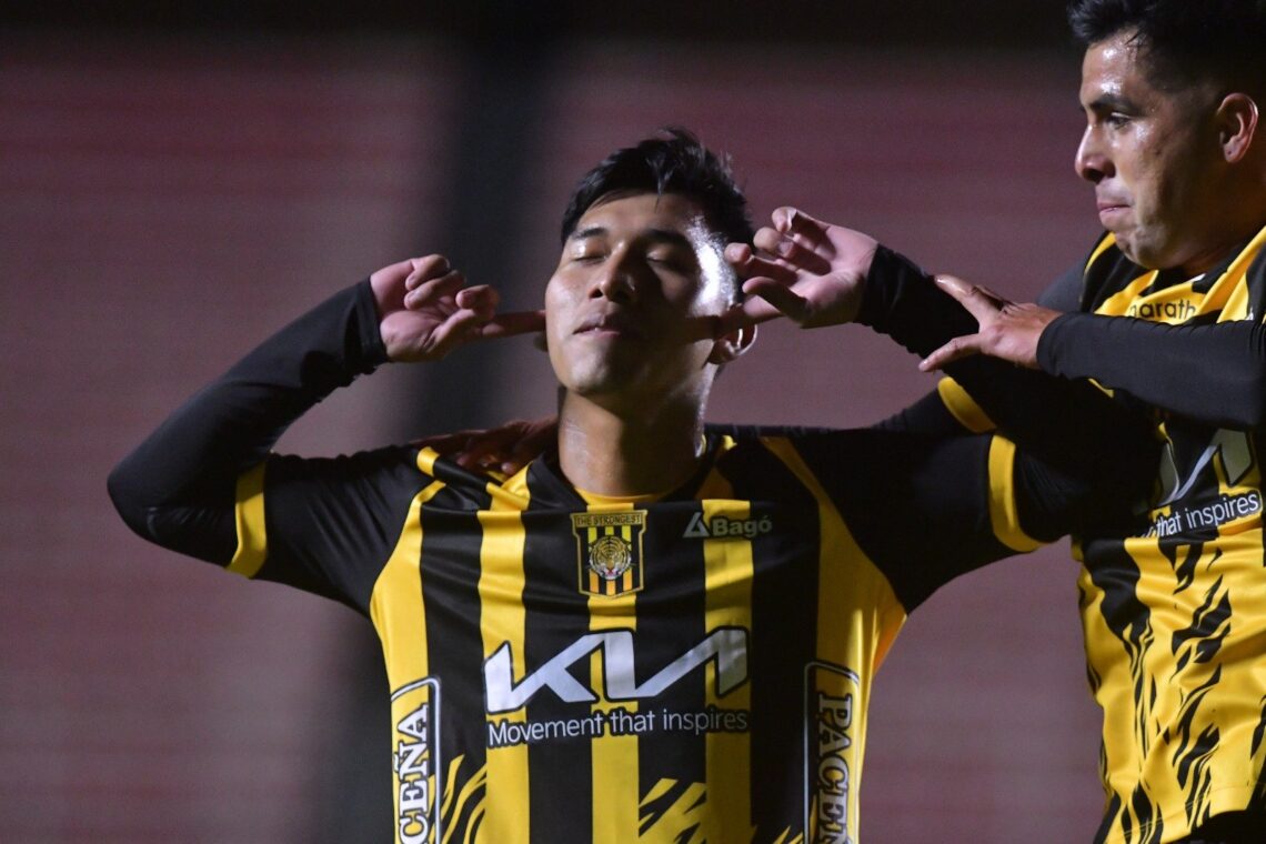 Jeyson Chura se tapa los oídos luego de anotar uno de sus goles.