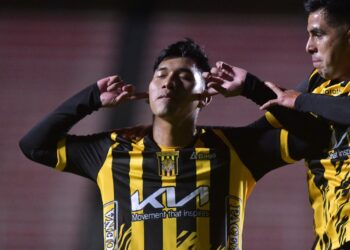 Jeyson Chura se tapa los oídos luego de anotar uno de sus goles.