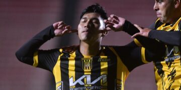 Jeyson Chura se tapa los oídos luego de anotar uno de sus goles.