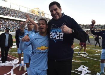 Leonel Justiniano celebra un título con Marcelo Claure, presidente de la entidad.