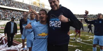 Leonel Justiniano celebra un título con Marcelo Claure, presidente de la entidad.