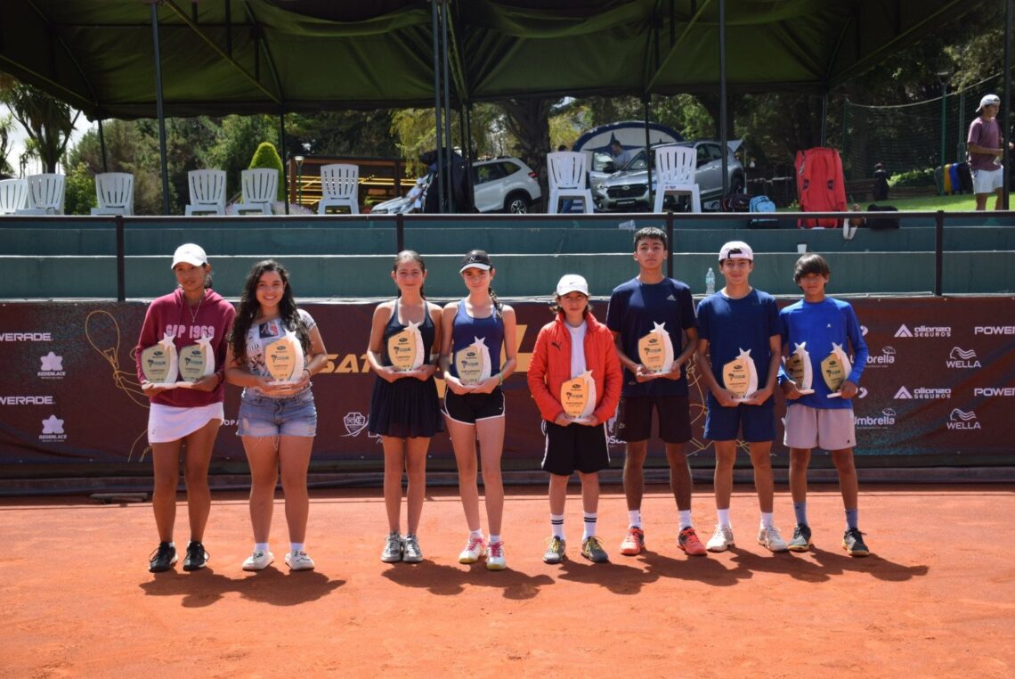 Todos los ganadores en las diversas categorías en el Club Tenis La Paz.