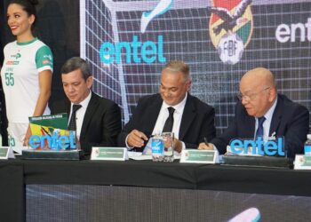 La directiva de la FBF y los ejecutivos de Entel en la firma de la Alianza estratégica.