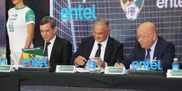 La directiva de la FBF y los ejecutivos de Entel en la firma de la Alianza estratégica.