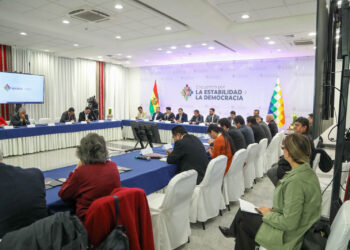 El predidente Luis Arce dirige la reunión en la Casa Grande del Pueblo.