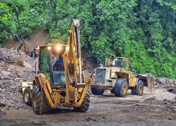 La maquinaria desplegada por la ABC al tramo Villa Tunari-Locotal, en el sector Siete Curvas. Foto: ABC.