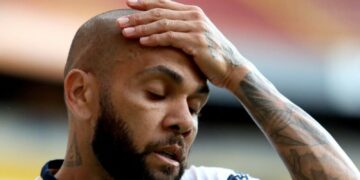 Dani Alves tomándose la cabeza