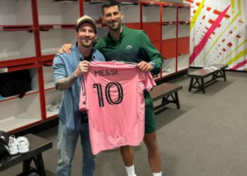 El argentino Lionel Messi junto a Novak Djokovic en un encuentro de titanes.