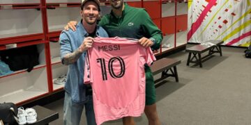 El argentino Lionel Messi junto a Novak Djokovic en un encuentro de titanes.
