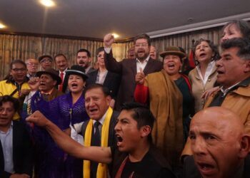 Samuel Doria Medina junto a sus seguidores, la tarde del miércoles.