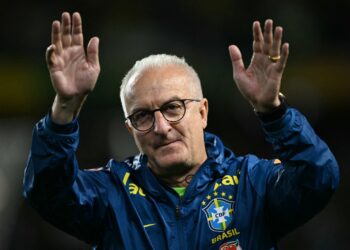 El entrenador brasileño Dorival Junior saluda en un partido anterior.