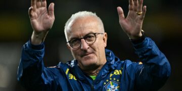 El entrenador brasileño Dorival Junior saluda en un partido anterior.