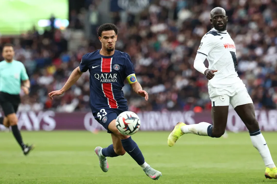 Warren Zaïre-Emery en un partido anterior del PSG francés. (AFP)