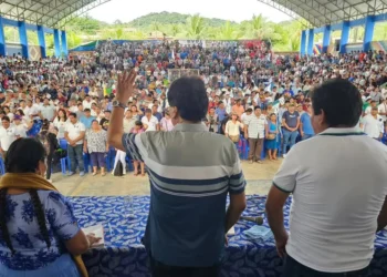 Evo Morales y Ponciano Santos, de espaldas, en el ampliado de Evo Pueblo.