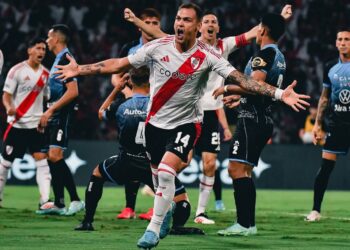 Leandro González Pirez celebra el gol que marcó.