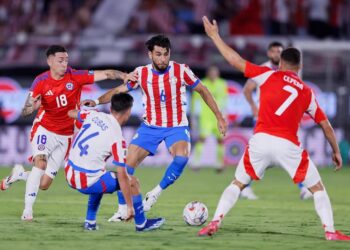Júnior Alonso control el balón ante la marca del chileno Echeverría