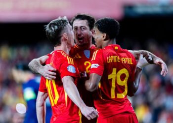 Olmo, Oyarzabal y Yamal celebran uno de los tantos de España.