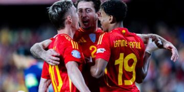 Olmo, Oyarzabal y Yamal celebran uno de los tantos de España.