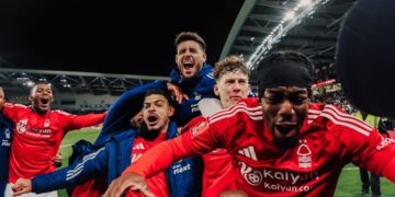 Jugadores del Nottingham Forest celebran la clasificación a semifinales