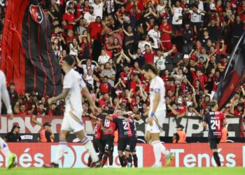 Jugadores de Newell's Old Boys celebran un gol ante la desazón de los entrantes de Boca